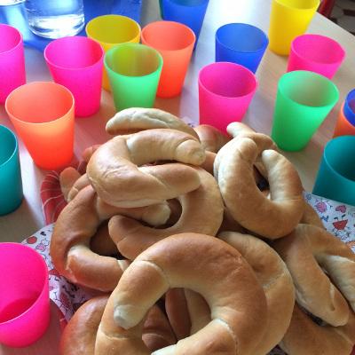 bunte Becher und Kipferl